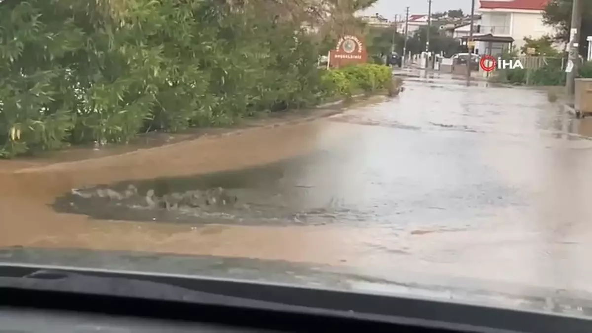 Ayvalık\'ta Sağanak Yağış Yolları Göle Döndürdü