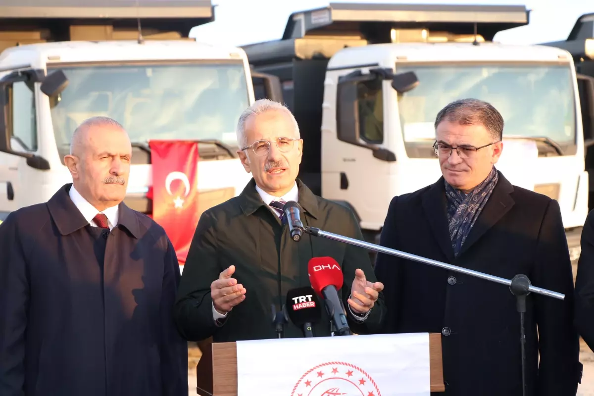 Ulaştırma Bakanı Uraloğlu, Van Çevre Yolu Projesini Değerlendirdi