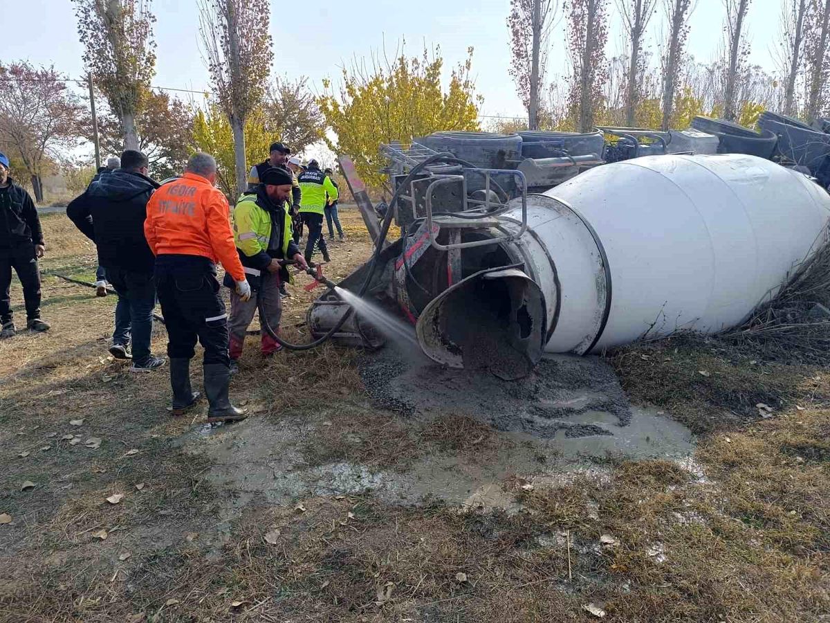 Iğdır\'da Beton Mikseri Yan Yattı