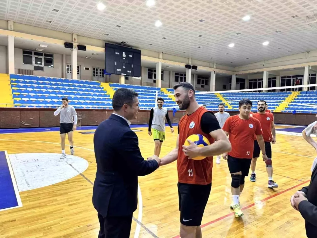 Dönmez\'den Voleybol Takımına Moral Ziyareti