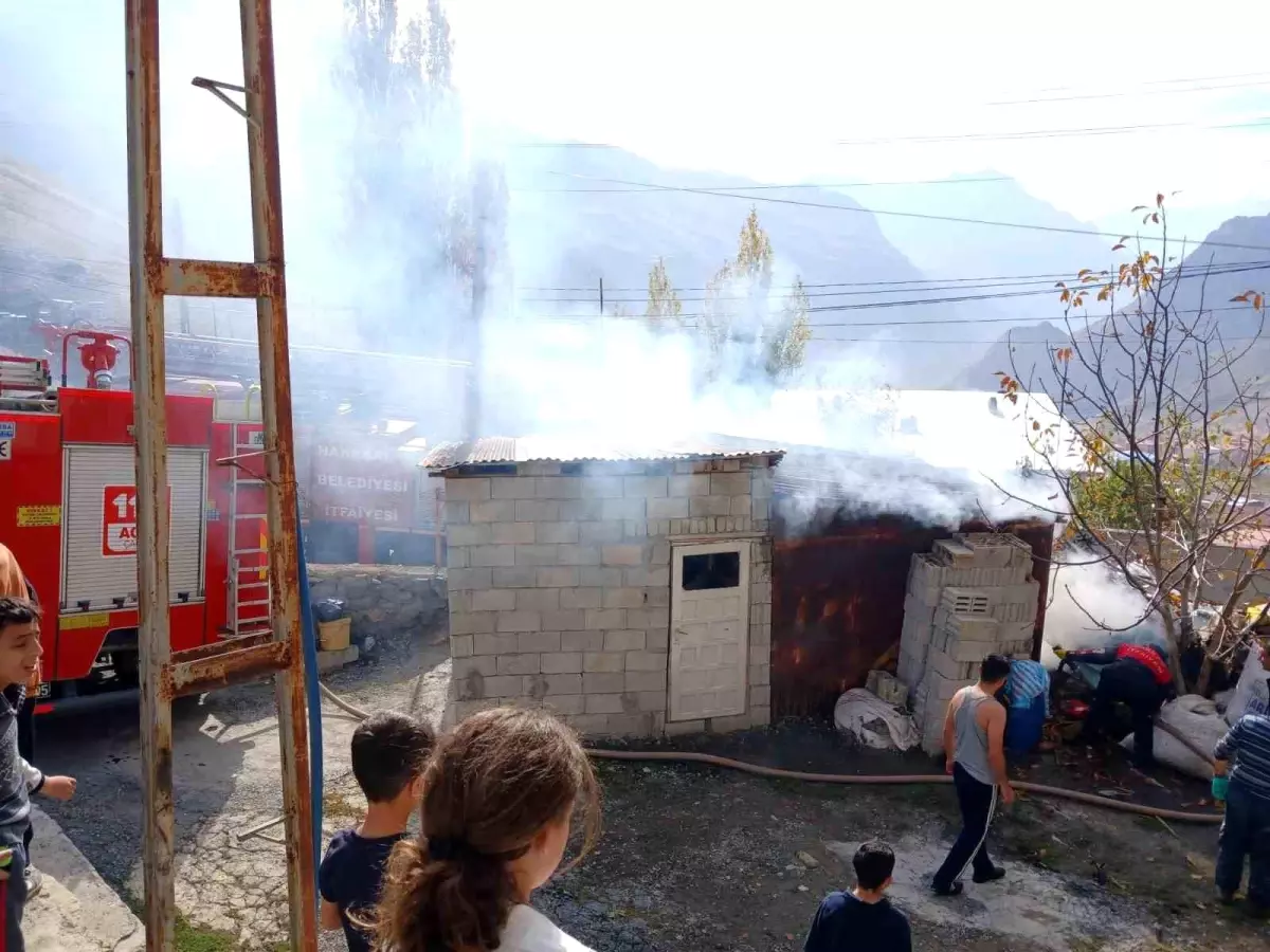 Hakkari\'de Tandır Evinde Yangın, Hızla Kontrol Altına Alındı