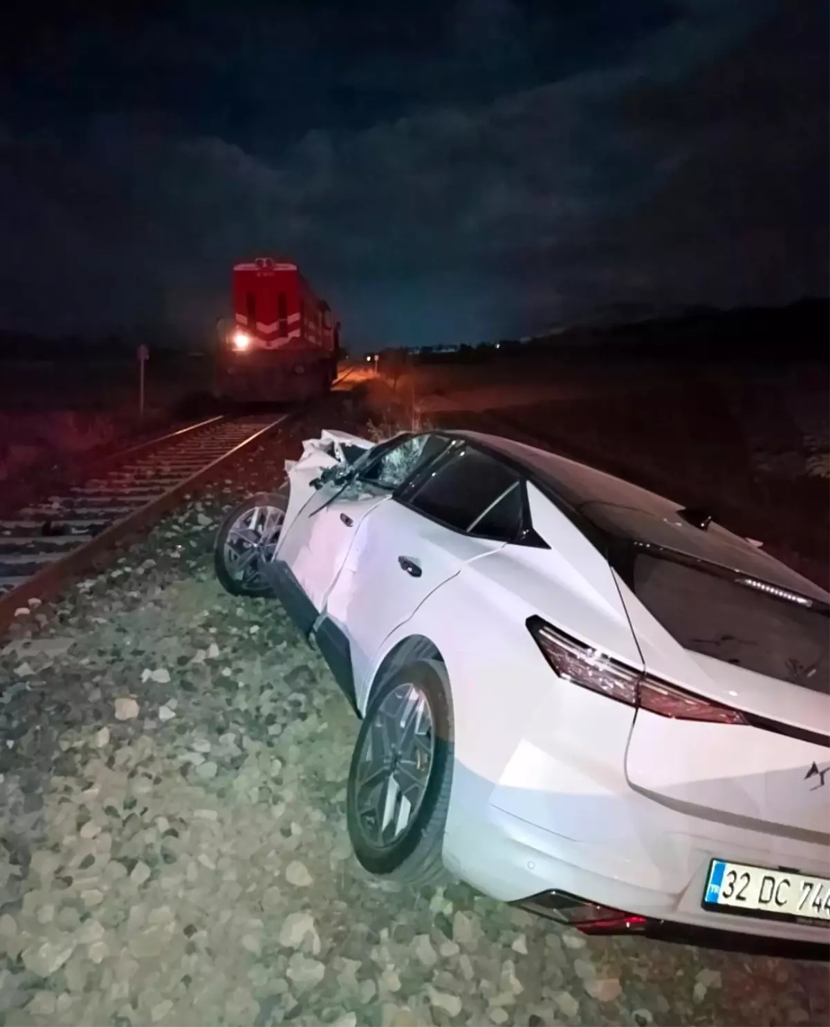 Isparta\'da Tren Kazası: Sürücü Ağır Yaralı