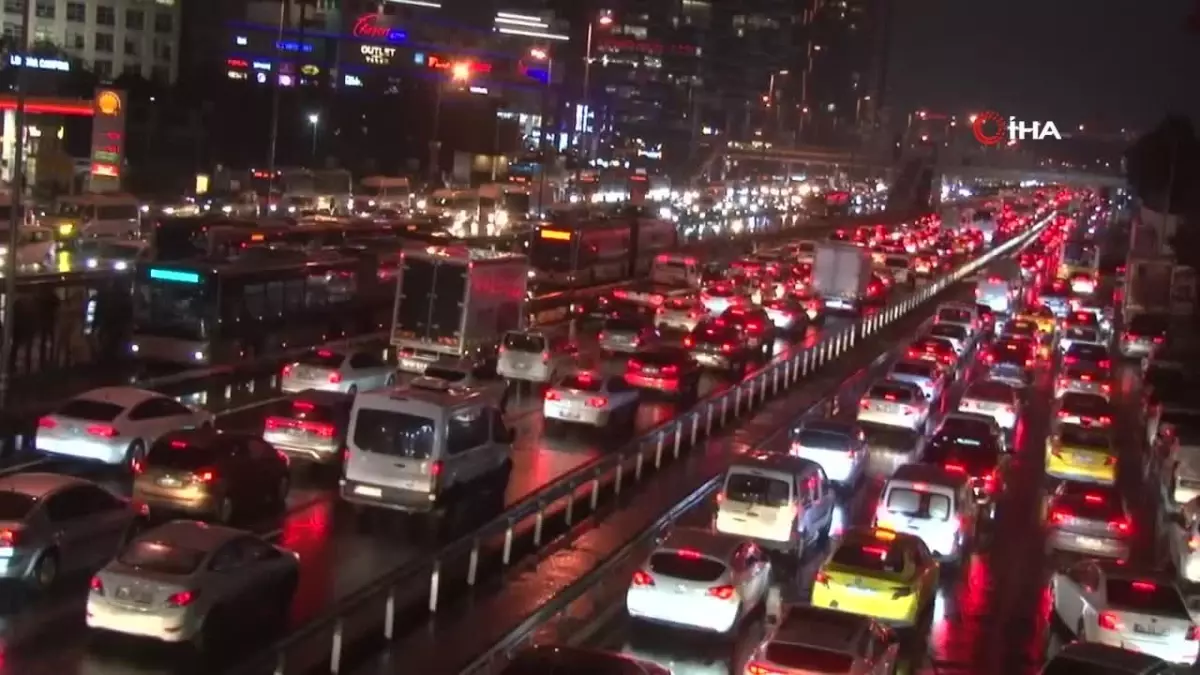 İstanbul\'da Trafik Yoğunluğu Yüzde 90