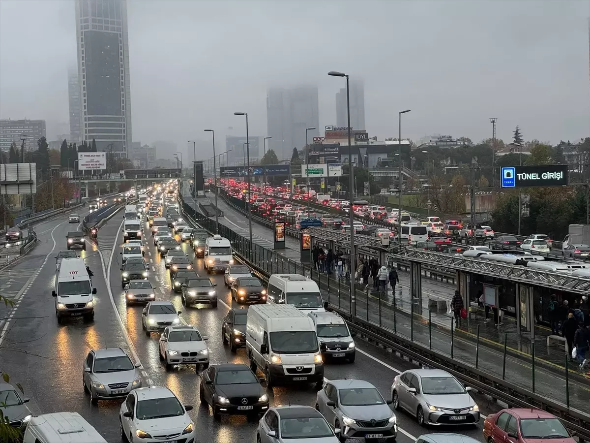 İstanbul\'da haftanın son mesai gününde trafik yoğunluğu yaşanıyor