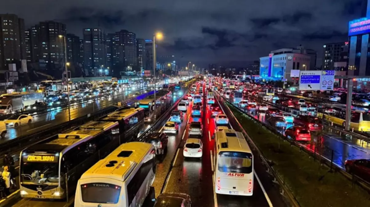 İstanbul bu akşam kıpkırmızı! Trafik adeta kilitlendi