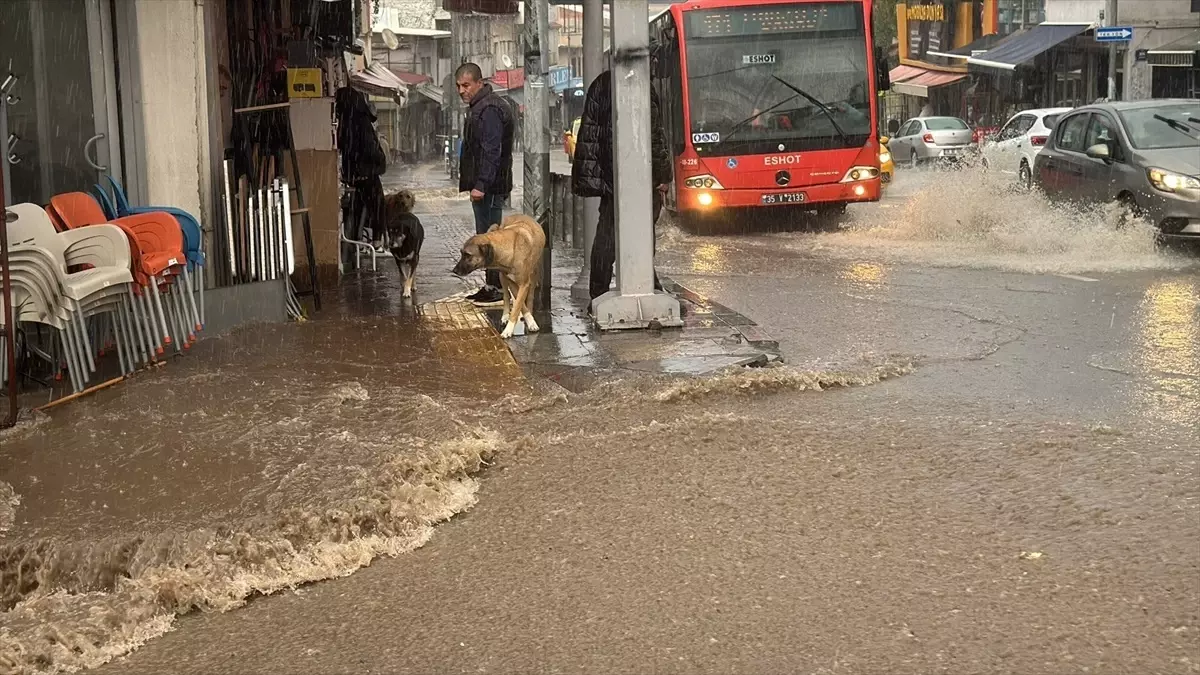 İzmir\'de Sağanak, İş Yerlerini Bastı