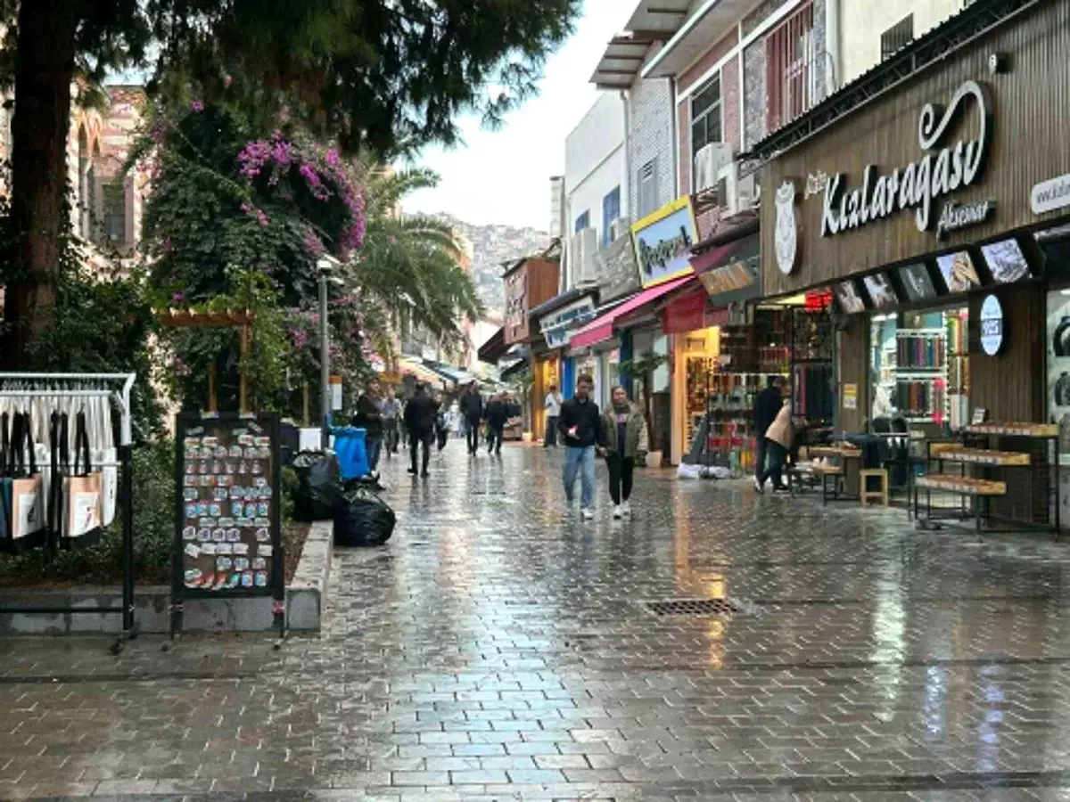 İzmir\'de Kuvvetli Yağışlar Su Bastı