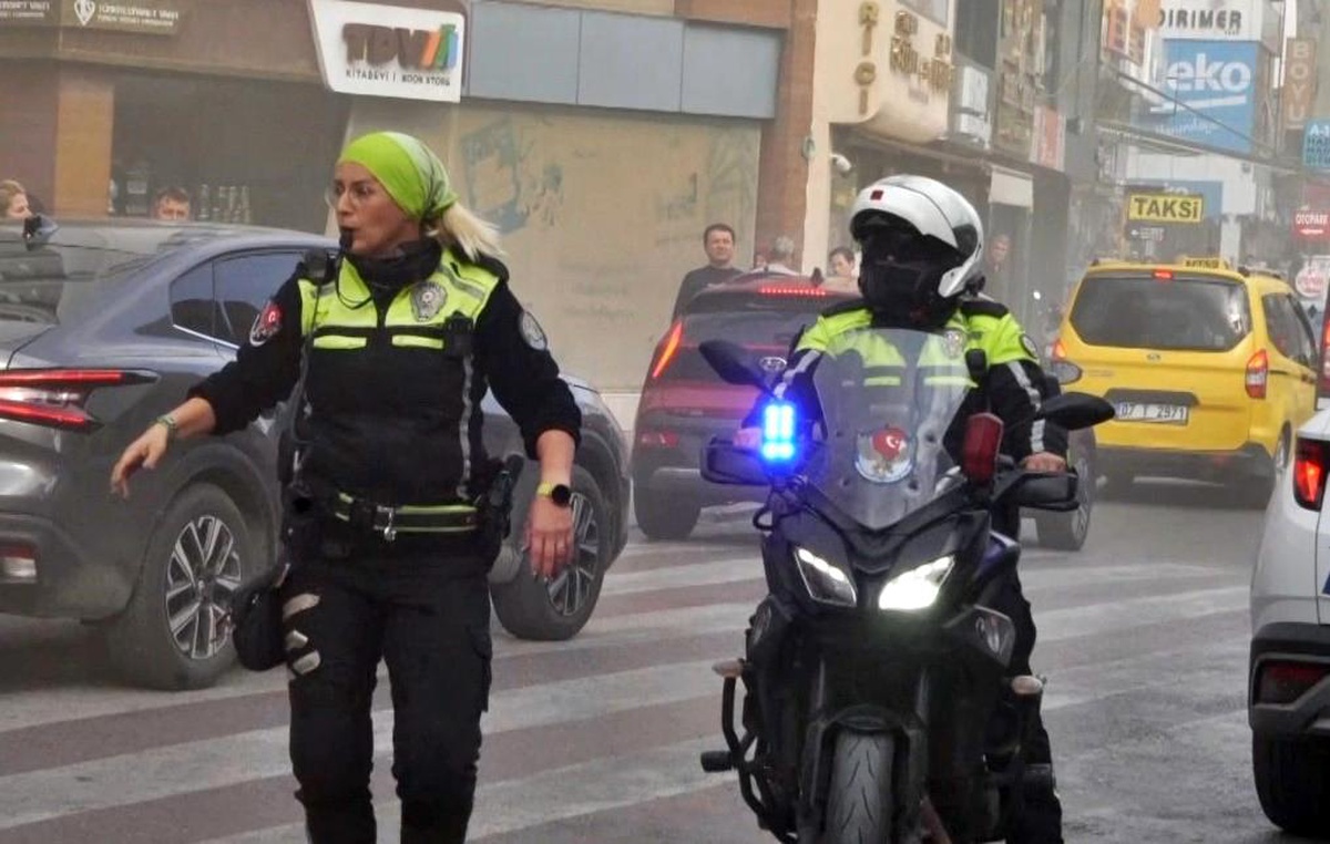 Antalya\'da Baca Yangınına Müdahale Eden Trafik Polisi Büyük Çaba Gösterdi