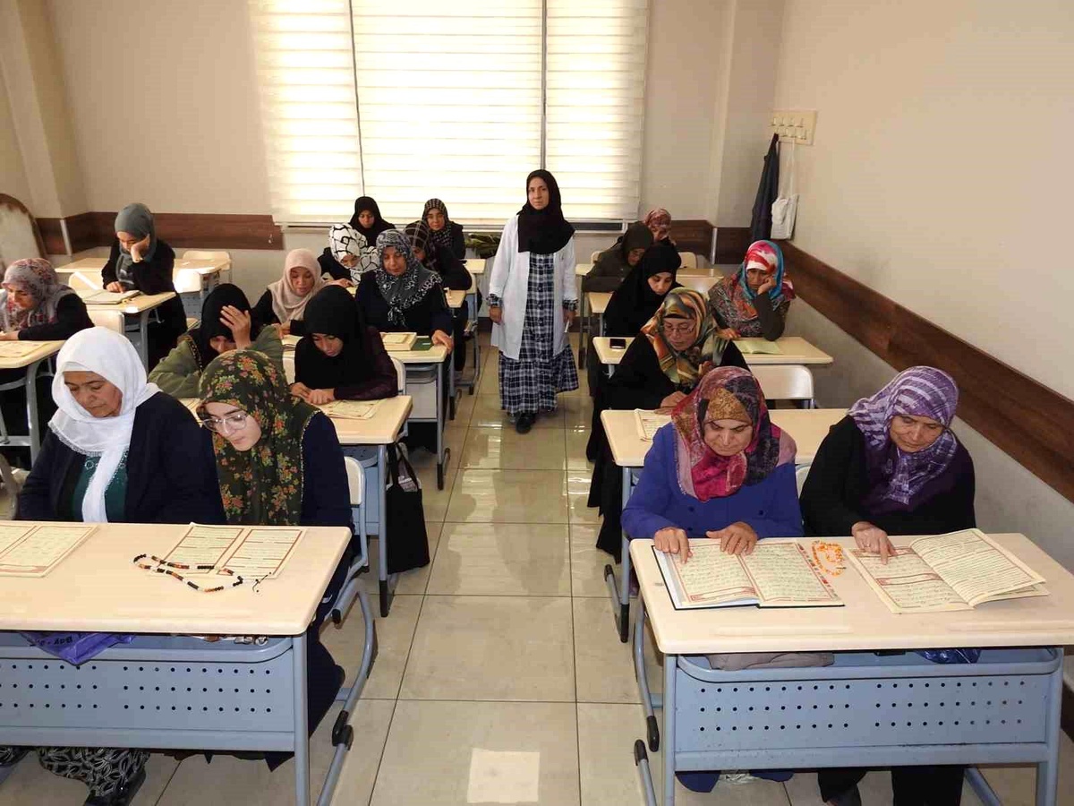 Gaziantep\'te Kadınlar Kur\'an-ı Kerim Kursuna Yoğun İlgi Gösteriyor