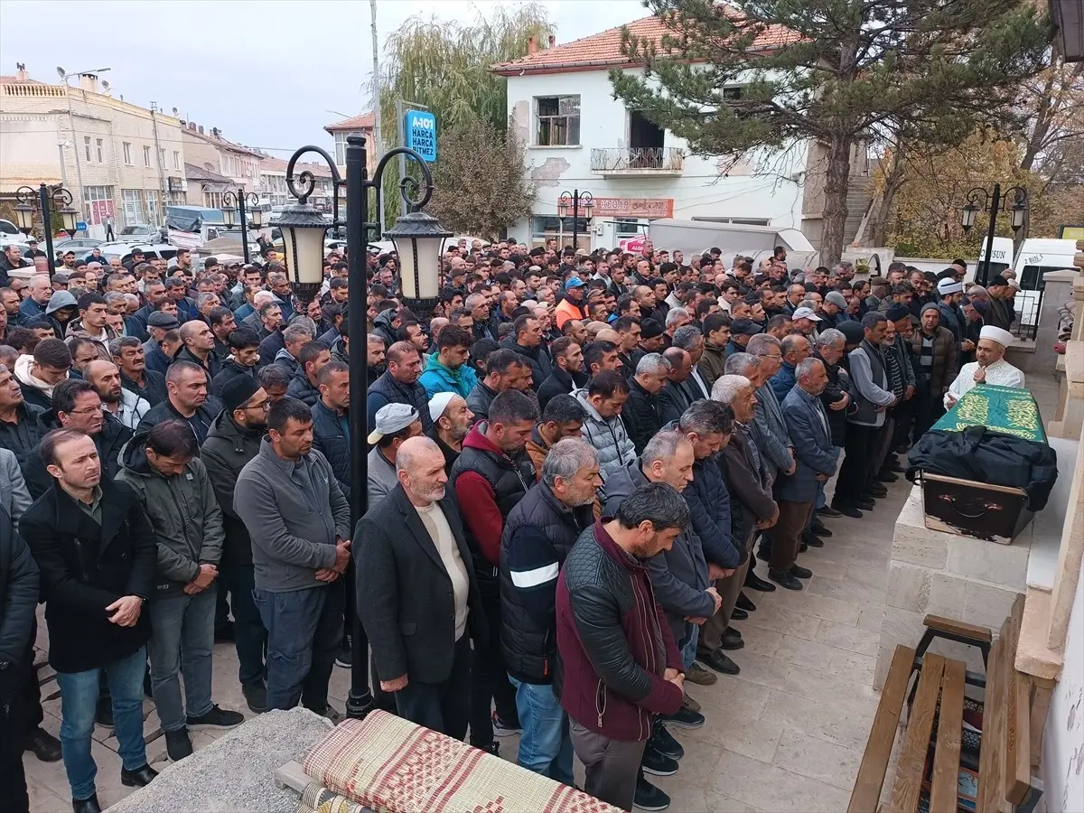 Gemerek\'te Trafik Kazası: Belediye Meclis Üyesi Hayatını Kaybetti