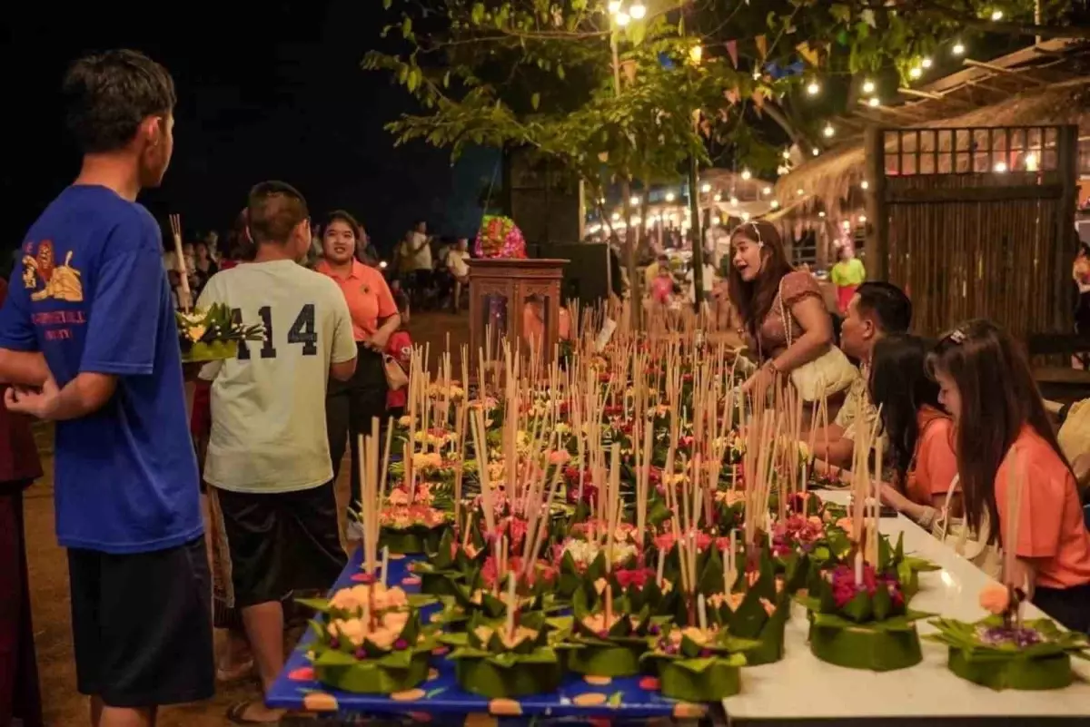 Loy Krathong Festivali\'nde Renkli Kutlamalar