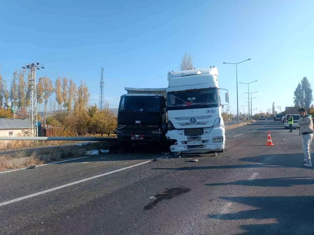 Iğdır\'da Trafik Kazası: Kamyon ve Tır Çarpıştı