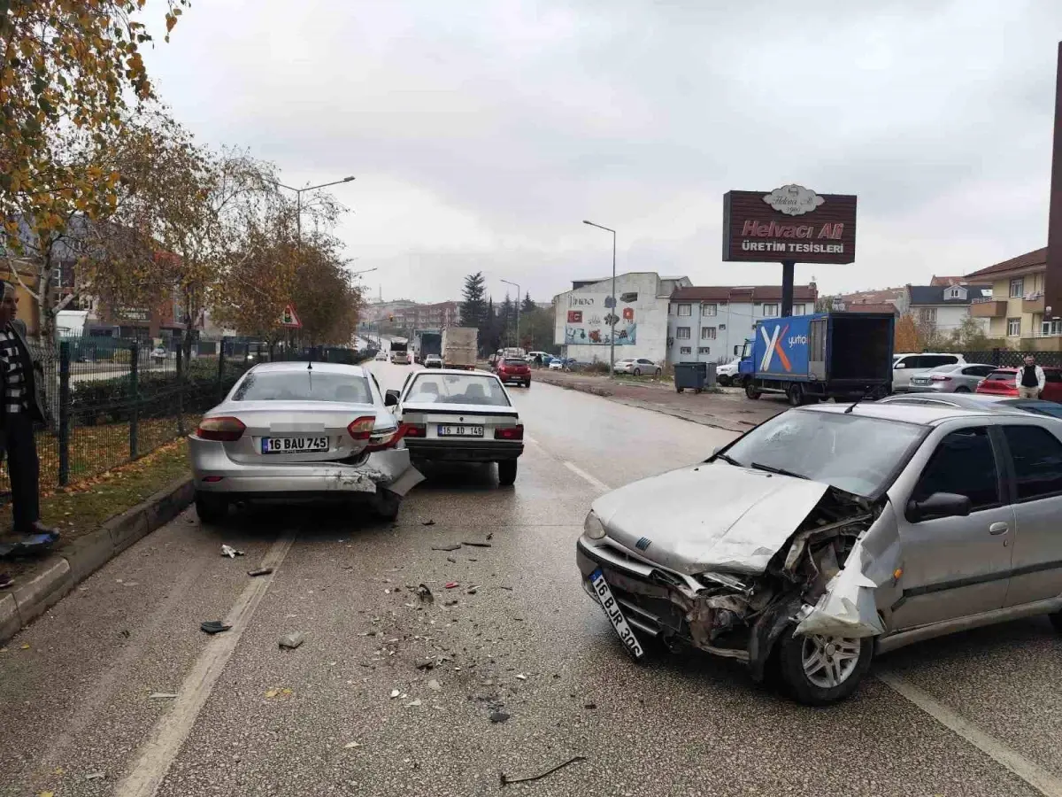 İnegöl\'de 3 Araçlı Kaza: 3 Yaralı