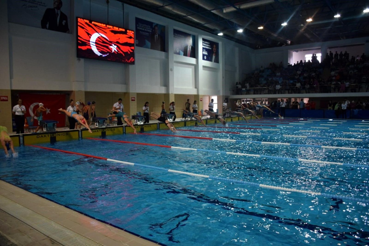 Afyonkarahisar\'da Yüzme Müsabakaları Başladı