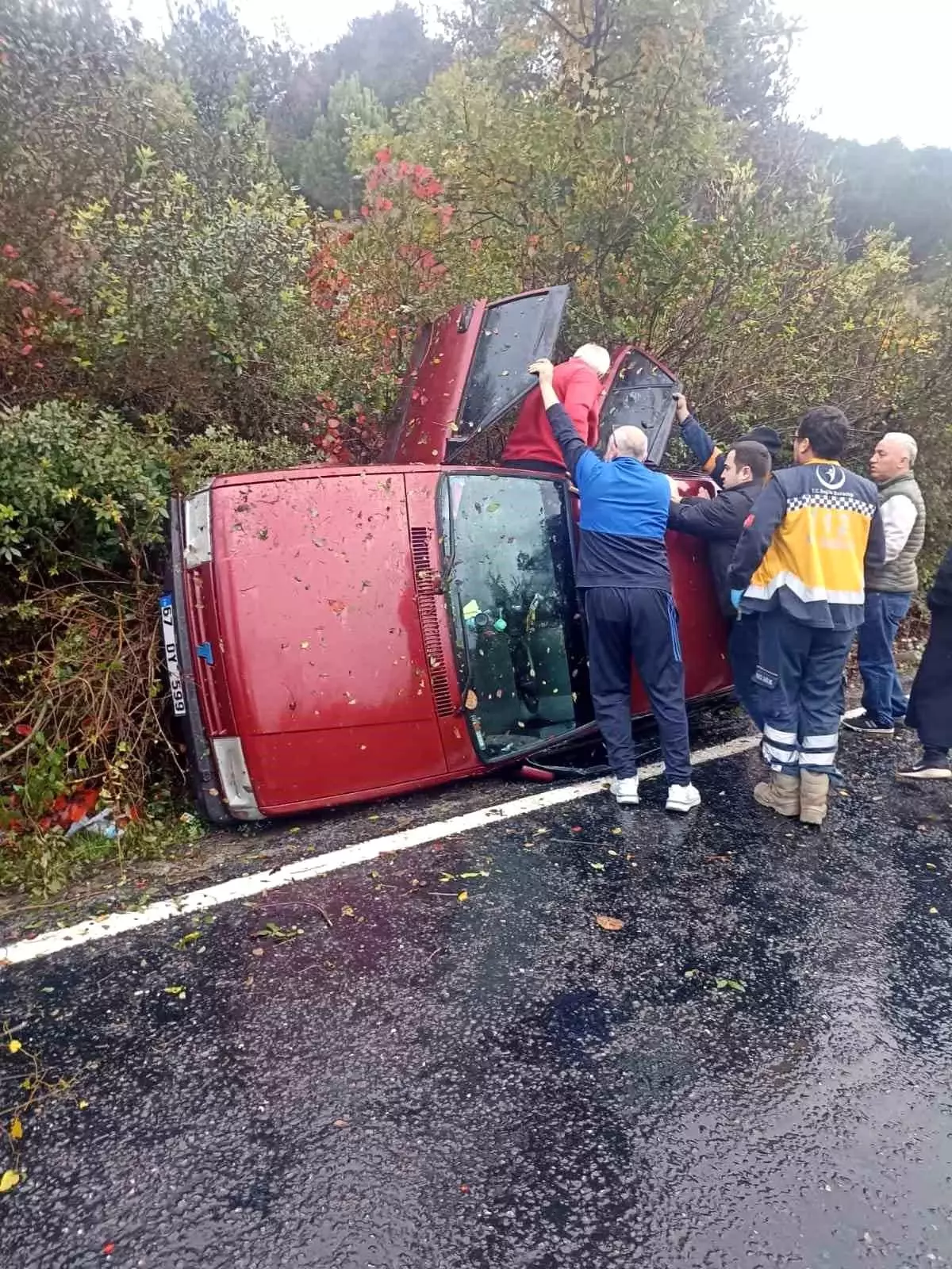 Zonguldak\'ta Otomobil Devrildi: 3 Yaralı