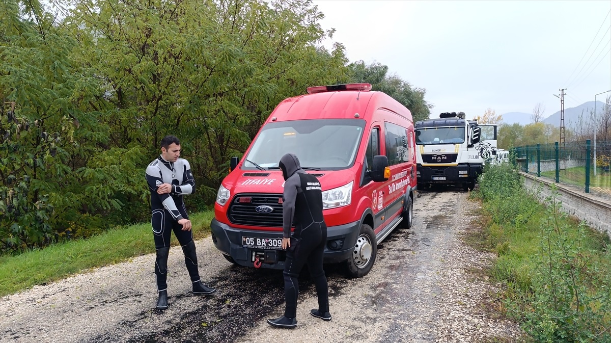 Nehre Düşen Araçtan Sağ Çıktı