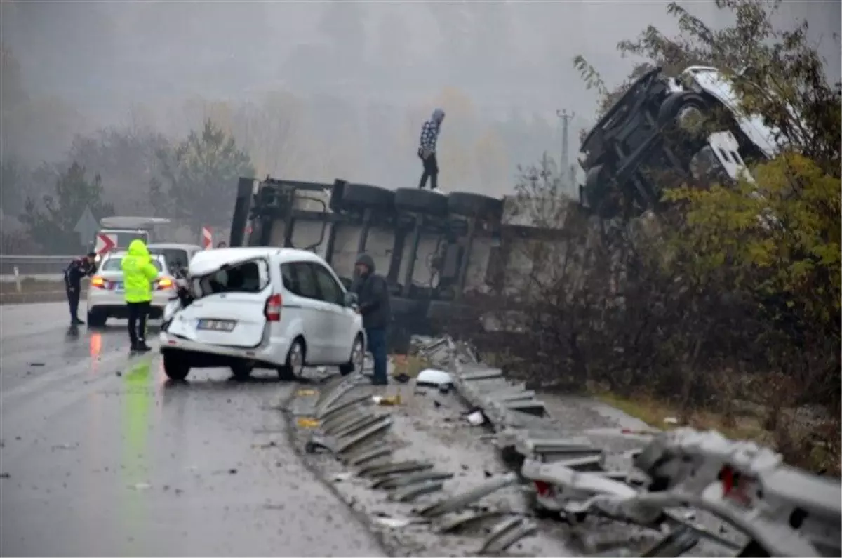 Taşova\'da Trafik Kazası: Sivil Polise Tır Çarptı