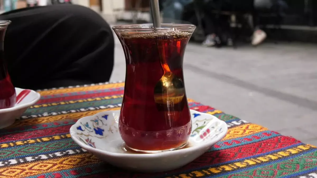 Karaköy\'de \'Fakir Çayı\' Uygulaması ile İhtiyaç Sahiplerine Destek