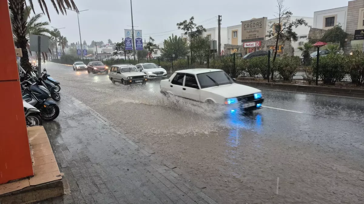 Bodrum\'da Şiddetli Sağanak, Cadde ve Sokaklar Göle Döndü