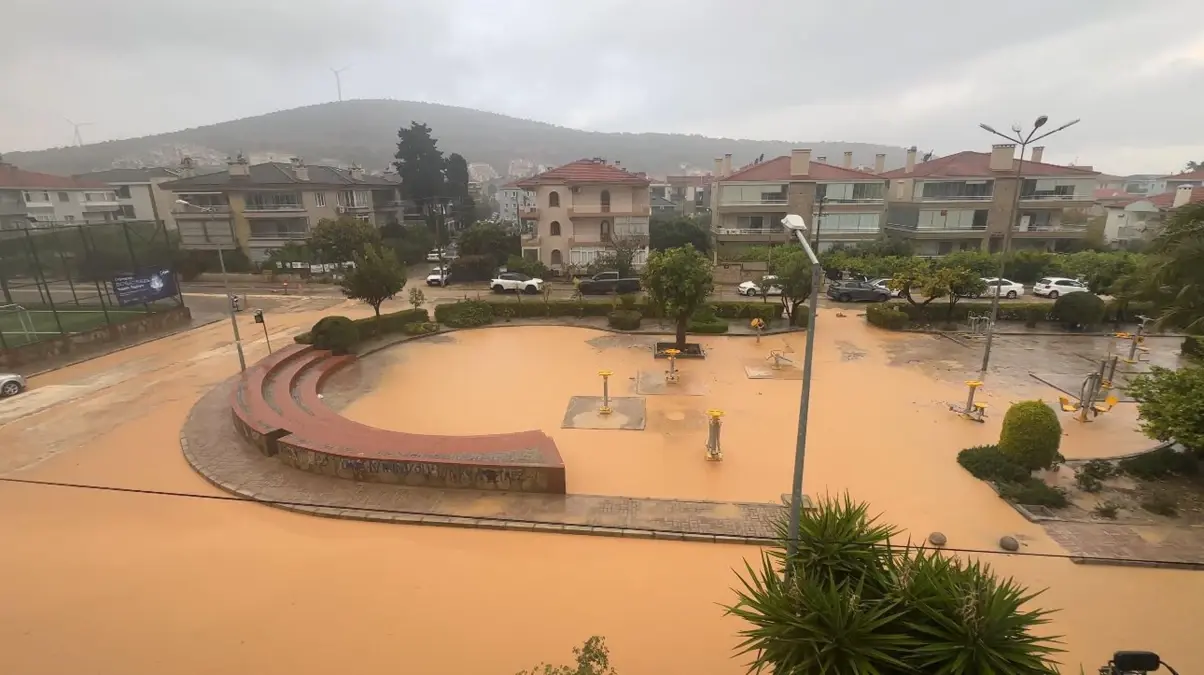 Çeşme\'de Sağanak Yağış Hayatı Olumsuz Etkiledi