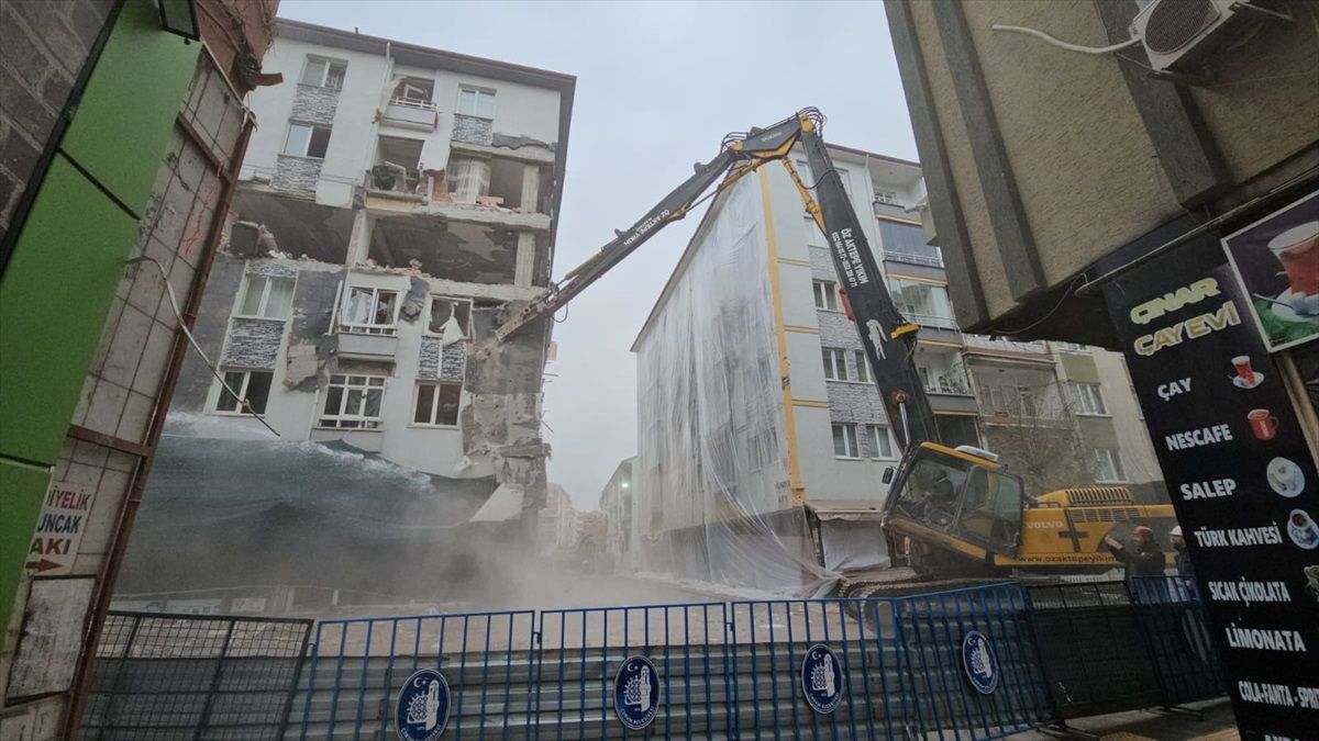 Çorum\'da Patlayan Apartmanın Yıkımına Başlandı