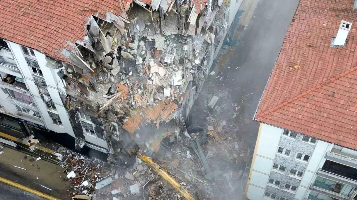 Çorum\'da Doğal Gaz Patlaması Sonrası Yıkım Başladı