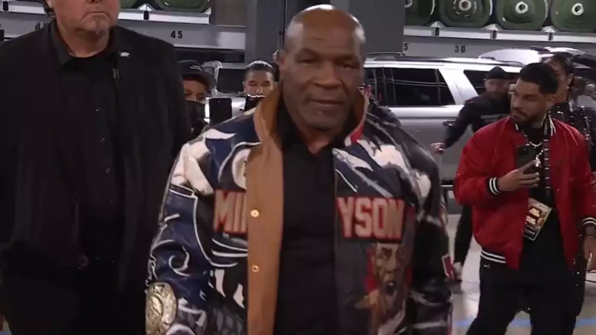 Herkes Mike Tyson\'ın ceketindeki detayı konuşuyor