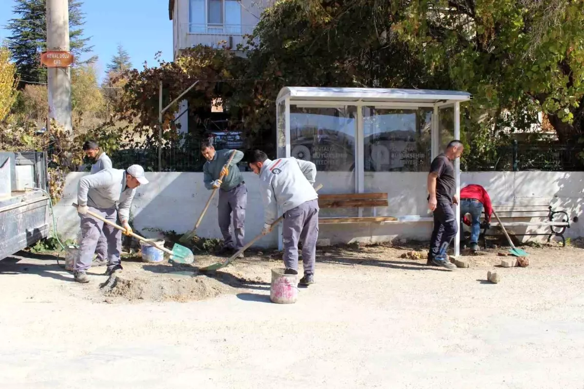 Elmalı\'da Yeni Otobüs Durakları Montajı Tamamlandı