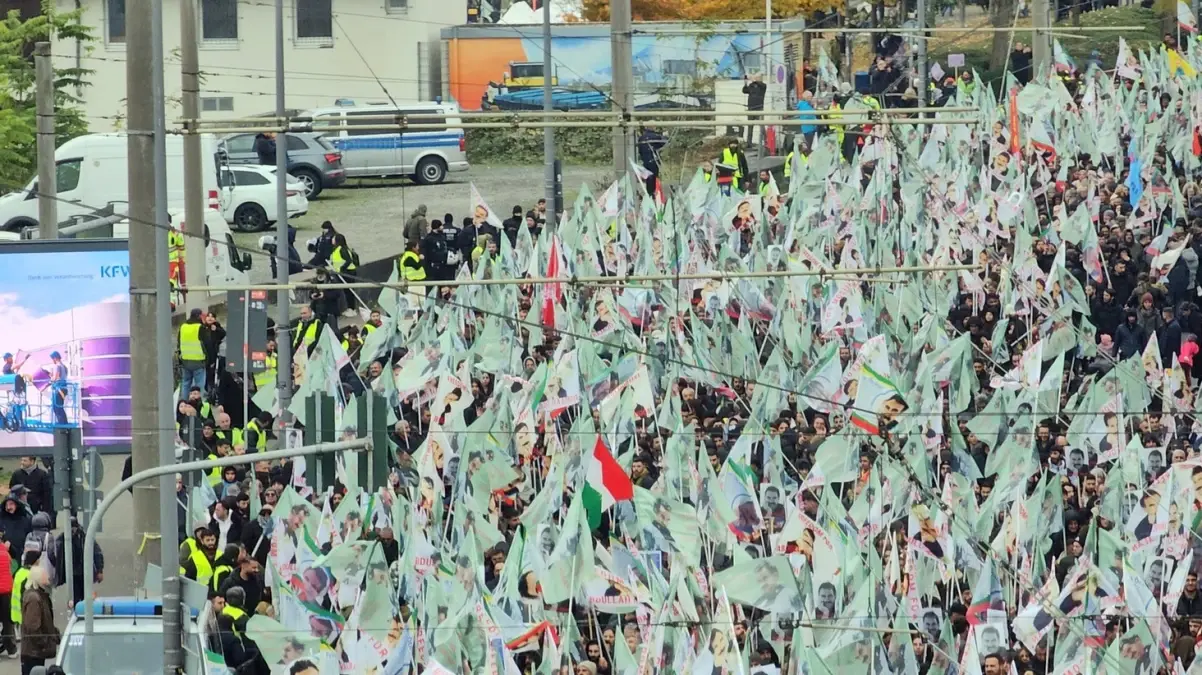 Köln\'de on binlerce PKK yandaşı, yürüyüş düzenledi