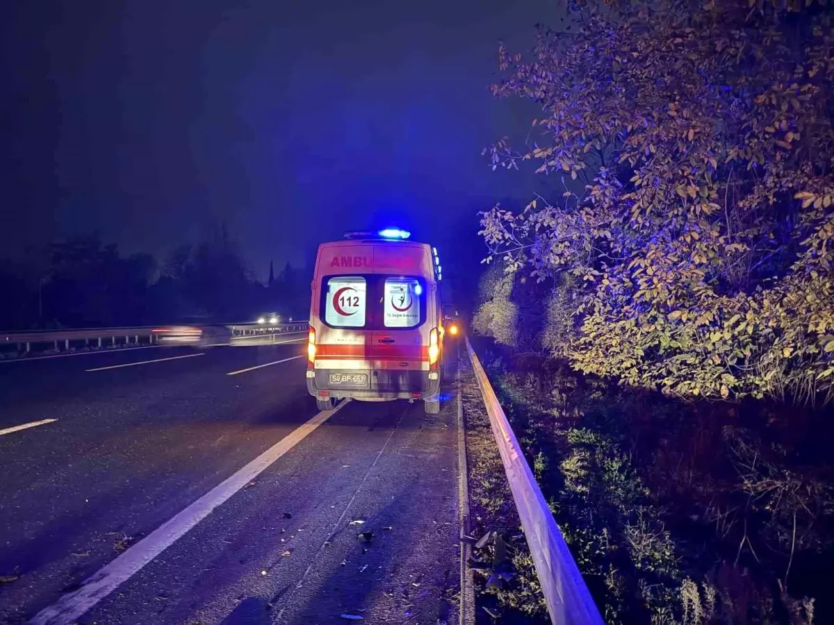 Sakarya Otoyolu\'nda Kontrolden Çıkan Otomobil Şarampole Yuvarlandı: 2 Yaralı