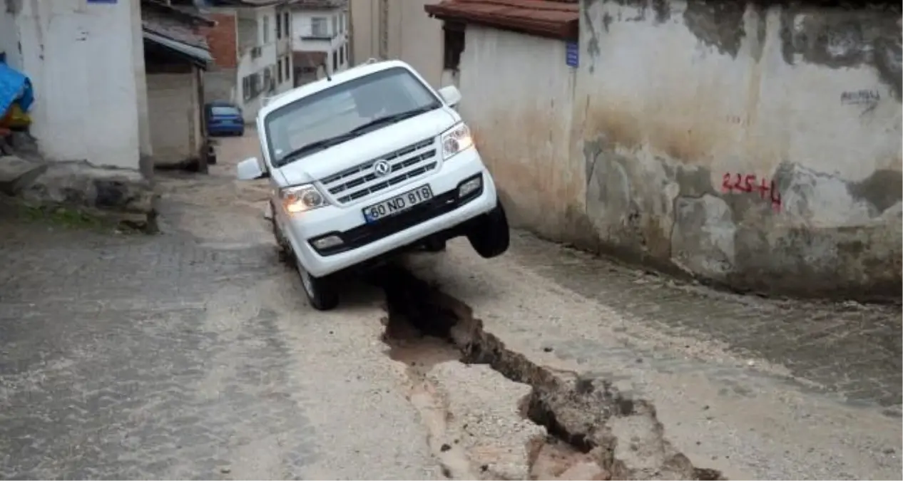 Tokat\'ın Niksar ilçesinde yol çökmeleri sürüyor