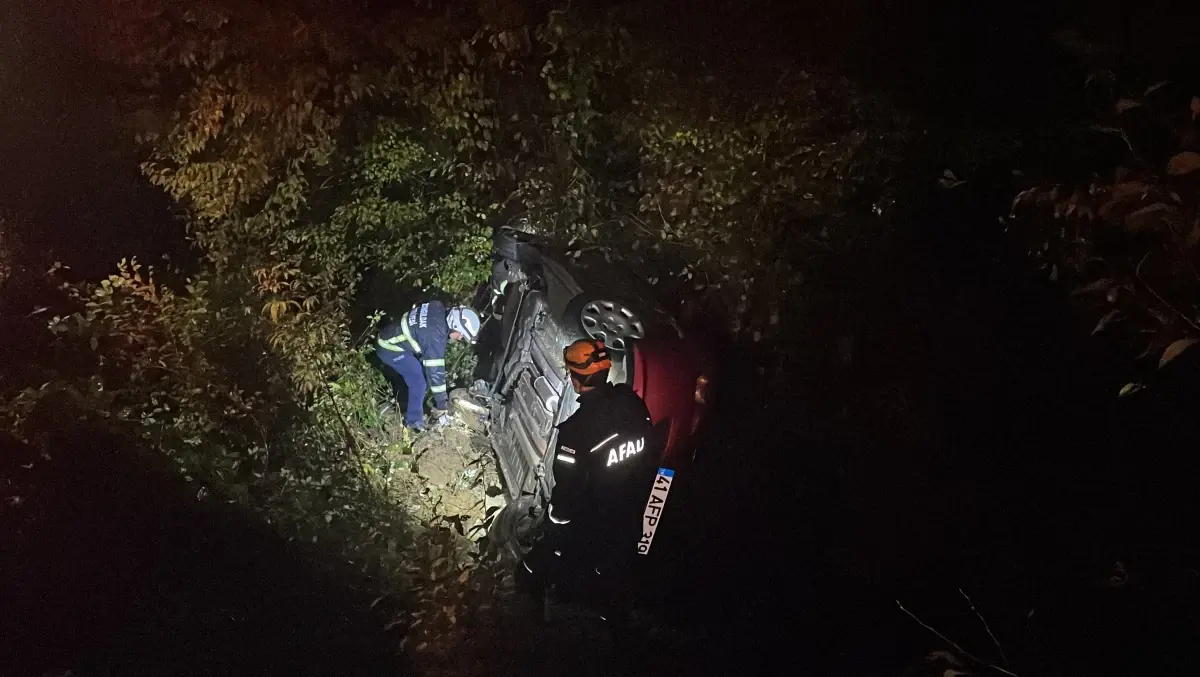 Zonguldak\'ta Yağış Nedeniyle Otomobil Su Kanalına Devrildi, 4 Yaralı