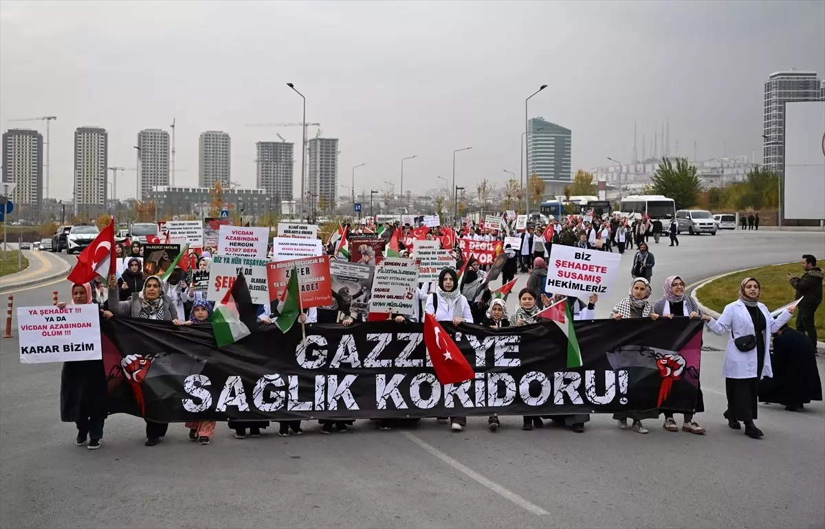 Sağlık çalışanları, Gazze\'ye "tıbbi koridor" açılması talebiyle yürüdü