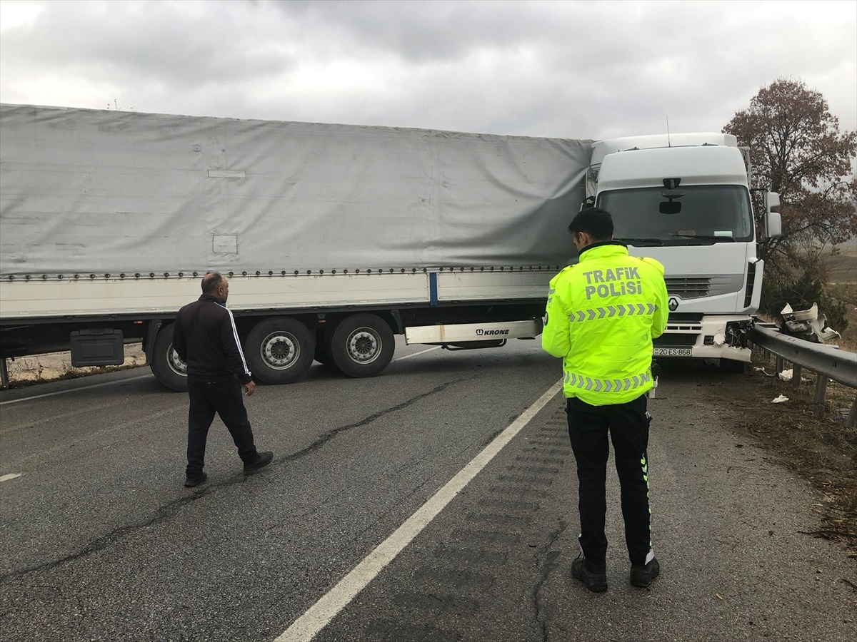 Çorum-Samsun Yolu Tır Kazasıyla Kapandı