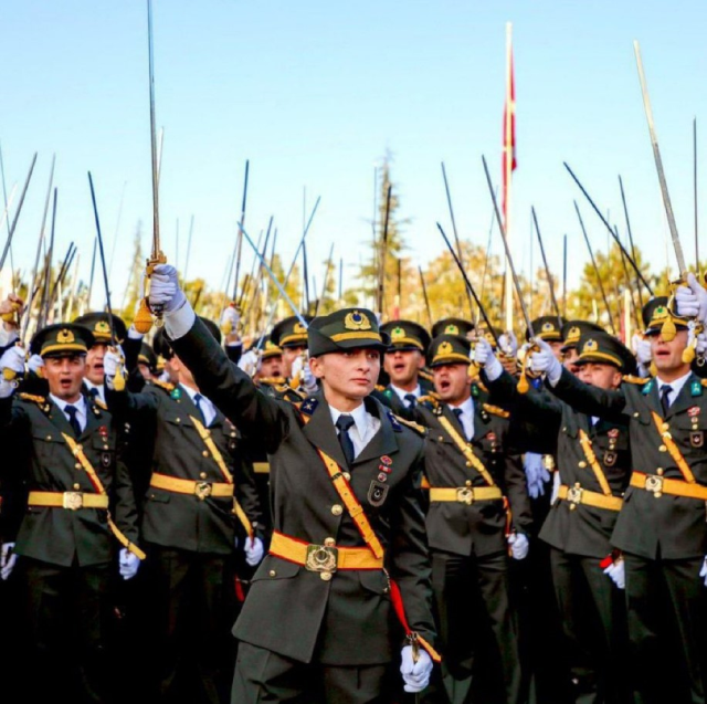 AK Partili Varank'tan ihracı istenen teğmenler için 'FETÖ' benzetmesi