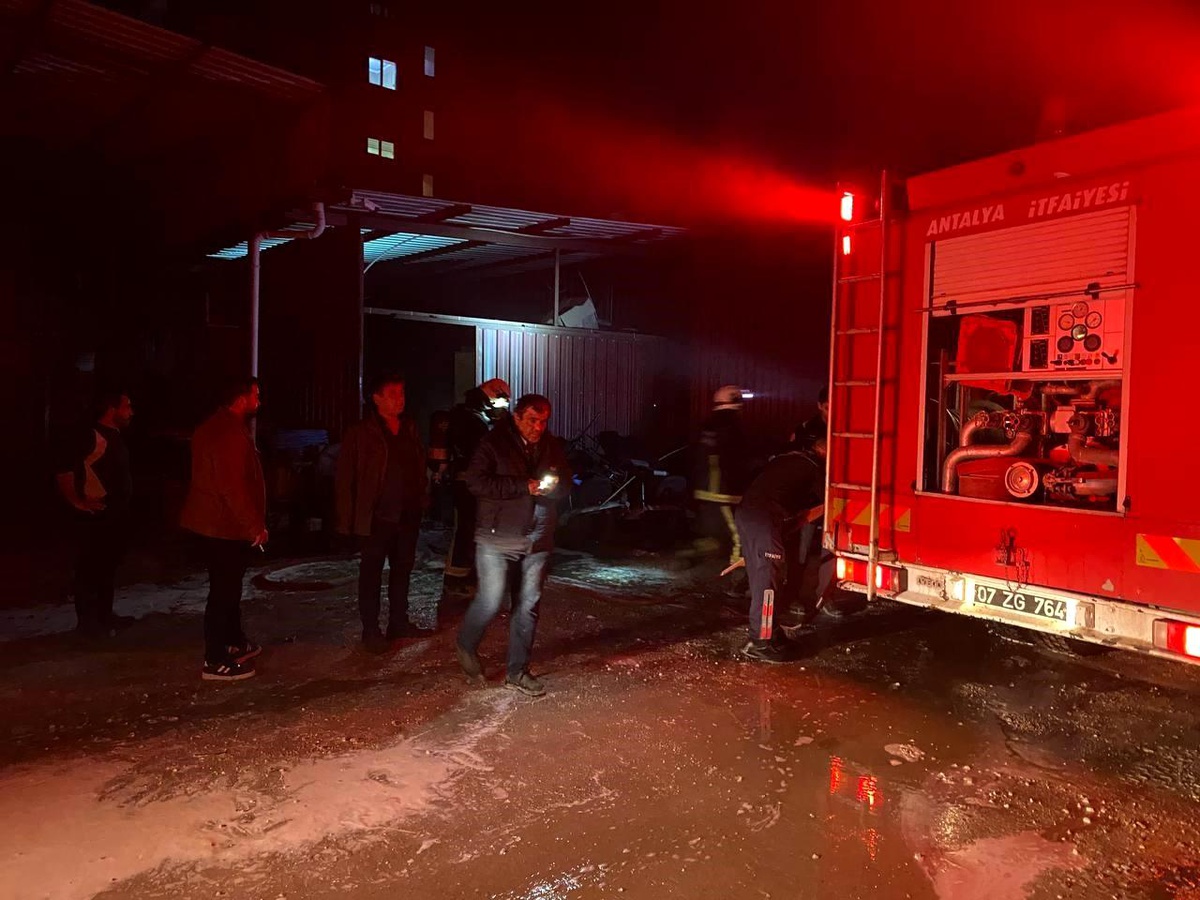 Antalya\'da Serik Belediyesi Depo Yangını Büyümeden Söndürüldü