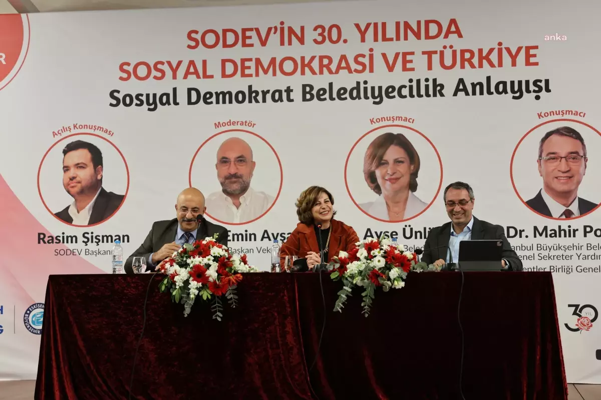 Eskişehir\'de Sosyal Demokrasi ve Belediyecilik Paneli Düzenlendi