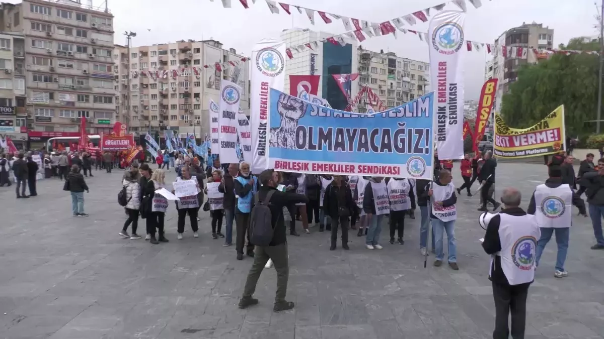 İzmir\'de İşçi ve Emekliler Protesto Düzenledi