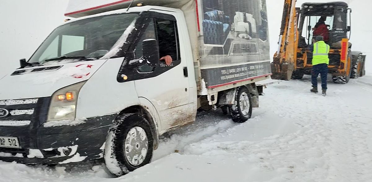 Bayburt\'ta Kar ve Tipi, Yolda Mahsur Kalan Kamyoneti Kurtardı