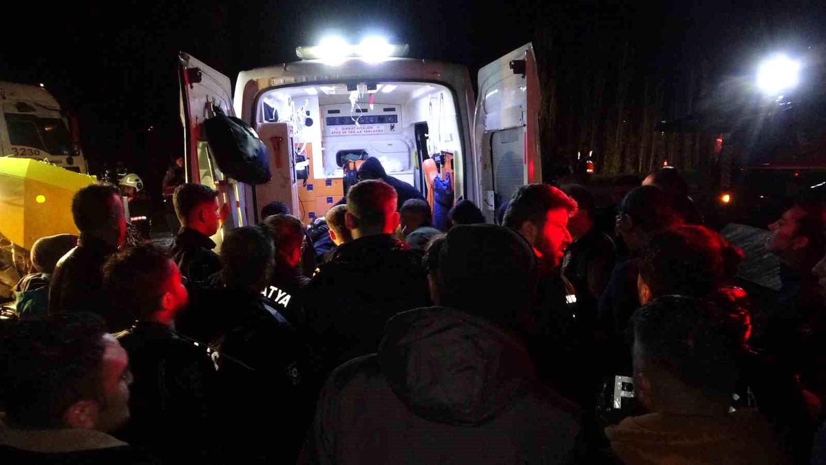 Malatya\'da devrilen tırın altında kalan 2 polisten biri şehit oldu