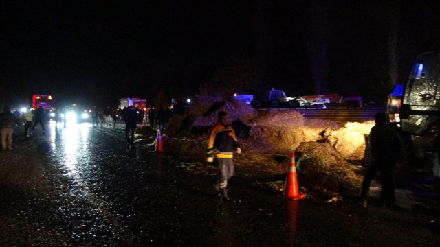 Malatya'da saman yüklü TIR devrildi: 1 polis şehit, 1 polis yaralı