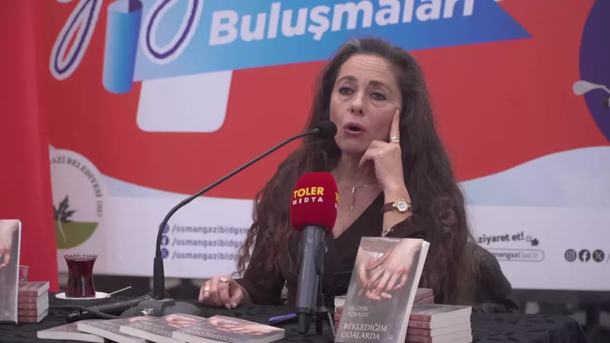 Nilüfer Açıkalın, Osmangazi Belediyesi\'nin Etkinliğinde Kitap İmzaladı