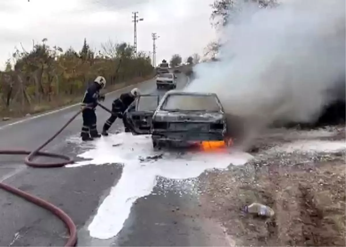 Kahramanmaraş\'ta Park Halindeki Otomobilde Yangın Çıktı