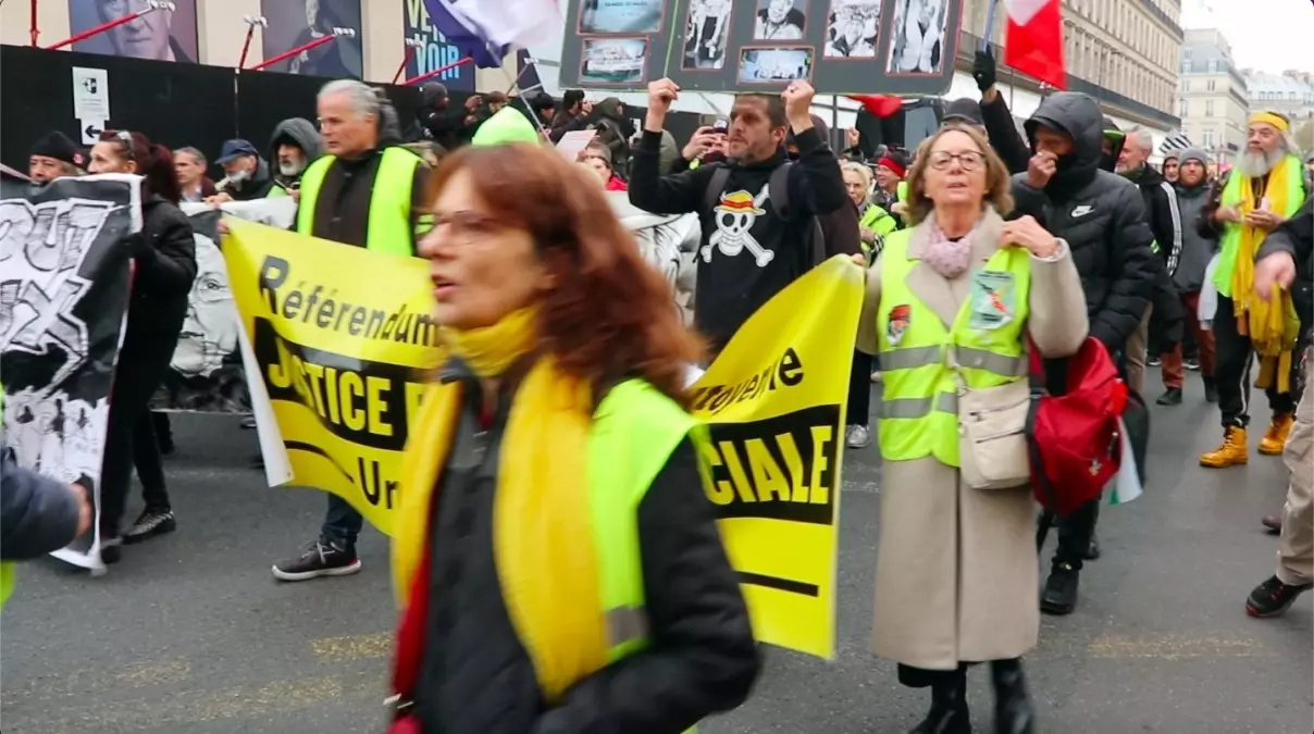 Sarı Yelekliler Paris sokaklarında: Macron\'a protesto