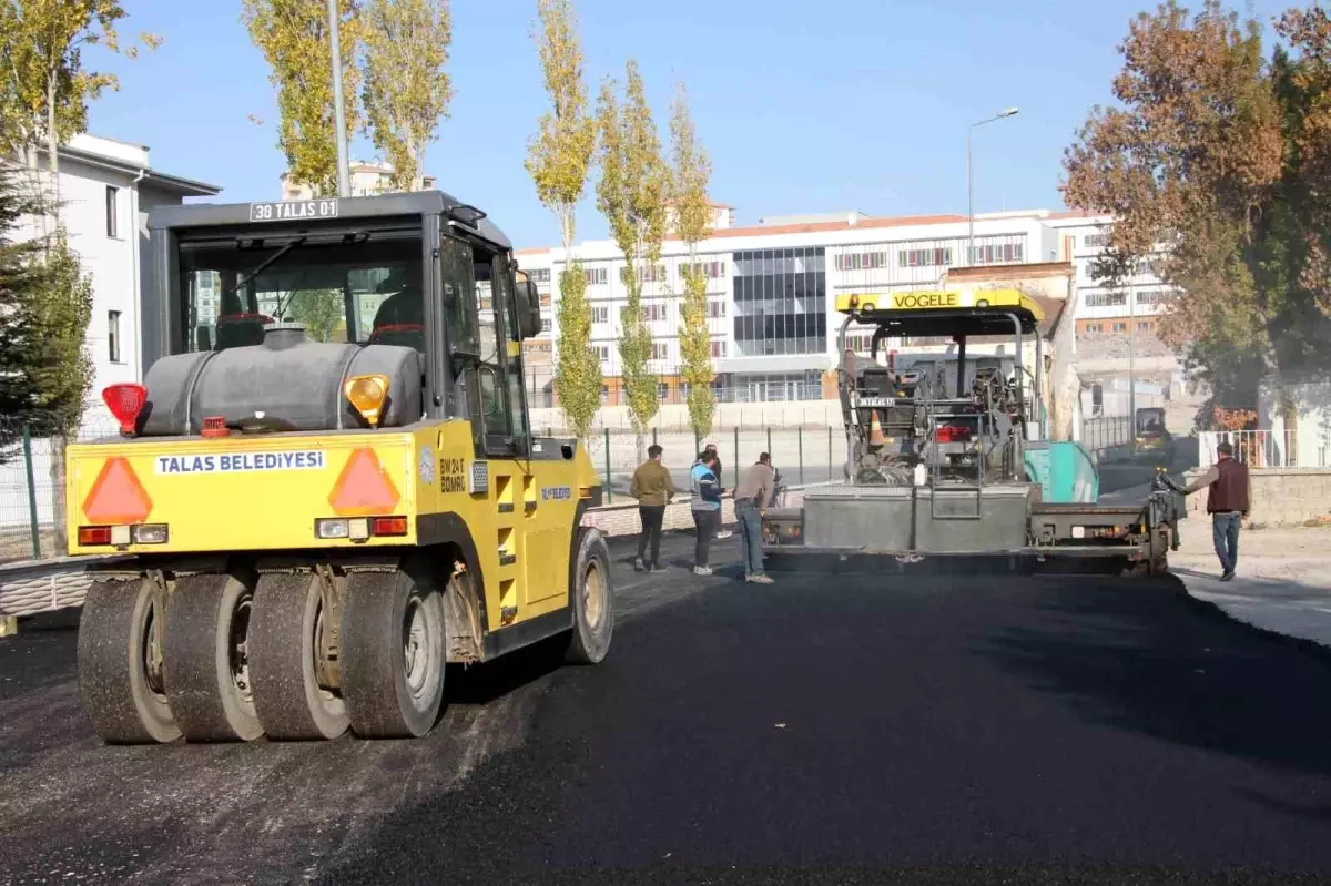 Talas\'ta Yeni Bir Eğitim Kurumu: Av. Mehmet Altun İlkokulu İçin Asfalt Çalışmaları Tamamlandı