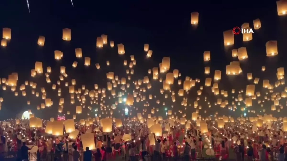 Tayland\'da Yi Peng Festivali Coşkusu