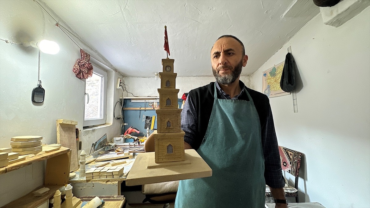 Atık taşlardan tarihi yapıların minyatürünü yapıyor