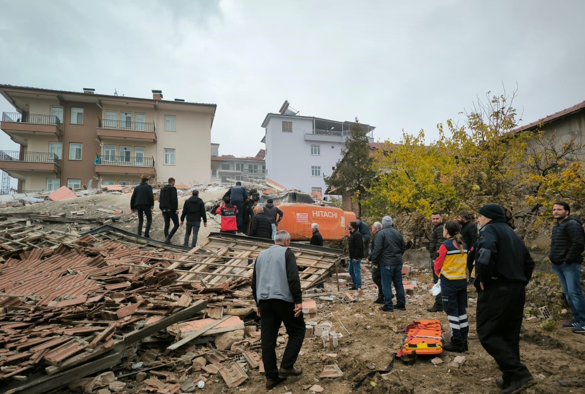Malatya\'da Yıkım Çalışmaları Sırasında Enkaz Altında Kalan İş Makinesi Operatörü Kurtarıldı
