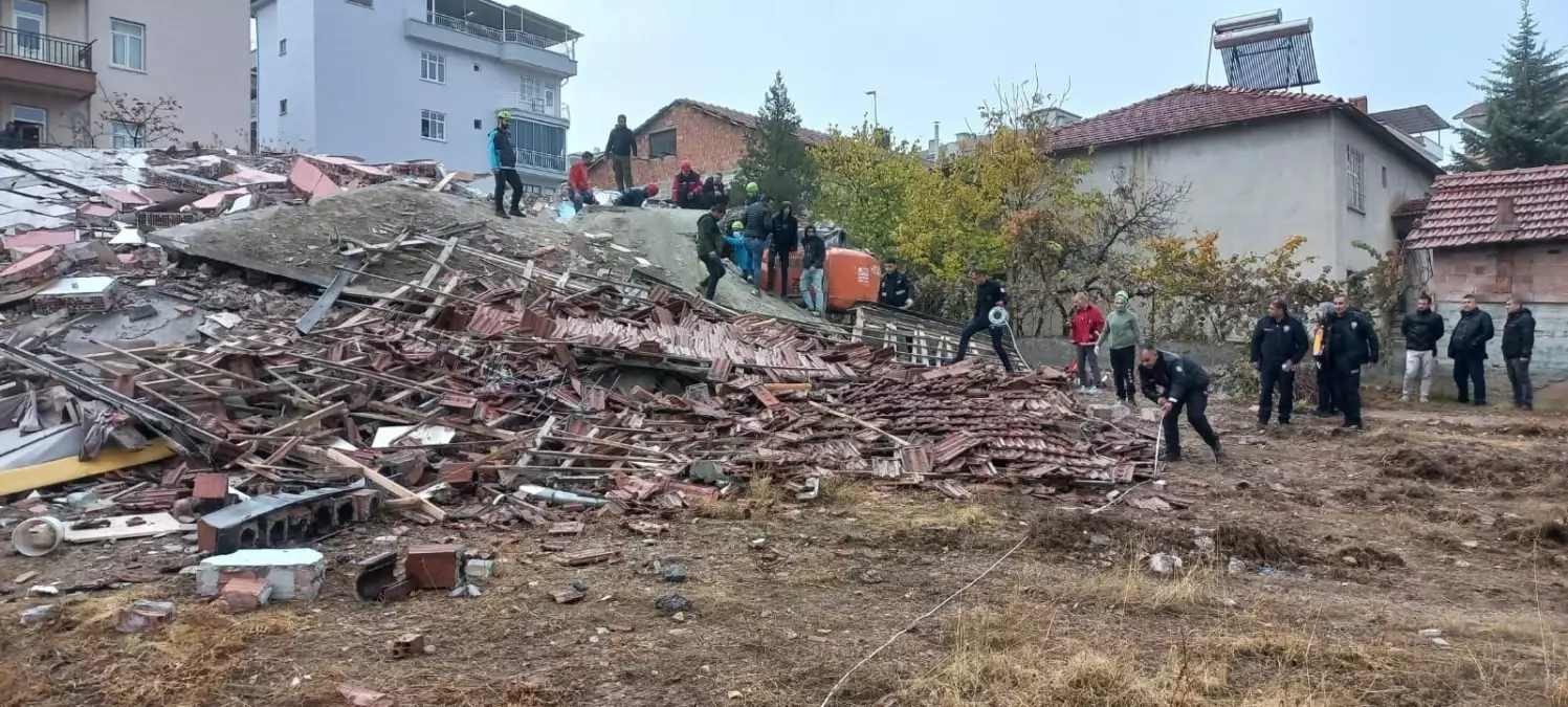 Malatya\'da Yıkım Sırasında Bina Çöktü: Operatör Enkaz Altında Kaldı