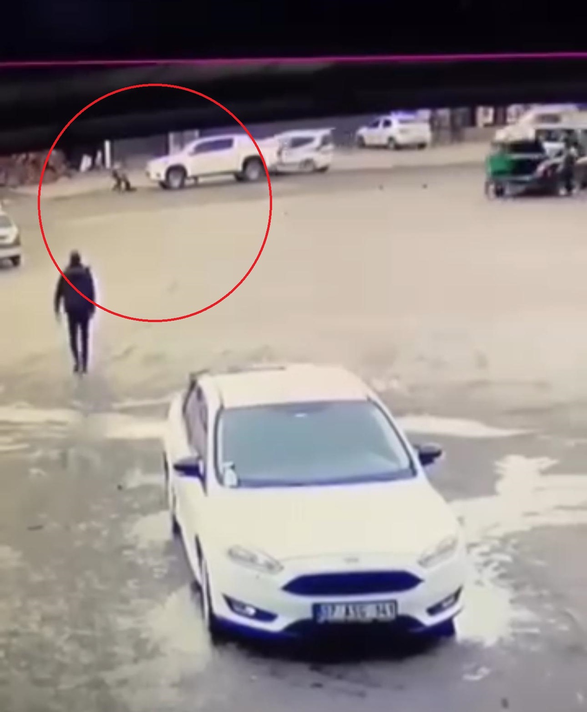Diyarbakır\'da Yolun Karşısına Geçen Çocuklara Kamyonet Çarptı